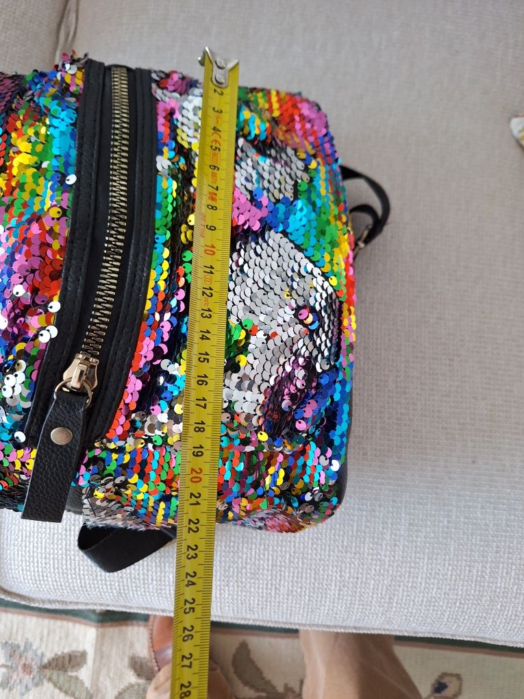 Mochila com lantejoulas colorida. Usada como nova