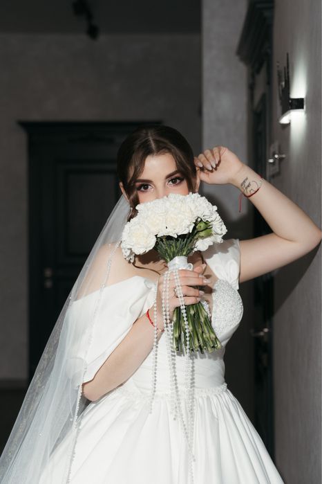 Весільна сукня з атласу