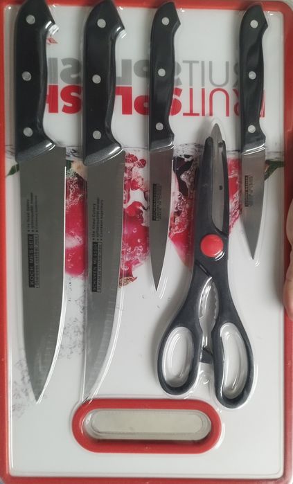 Conjunto de facas, tesoura e tábua