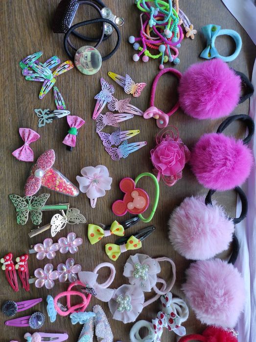 Набор аксессуаров для девочки: заколки, резинки, украшения для волос