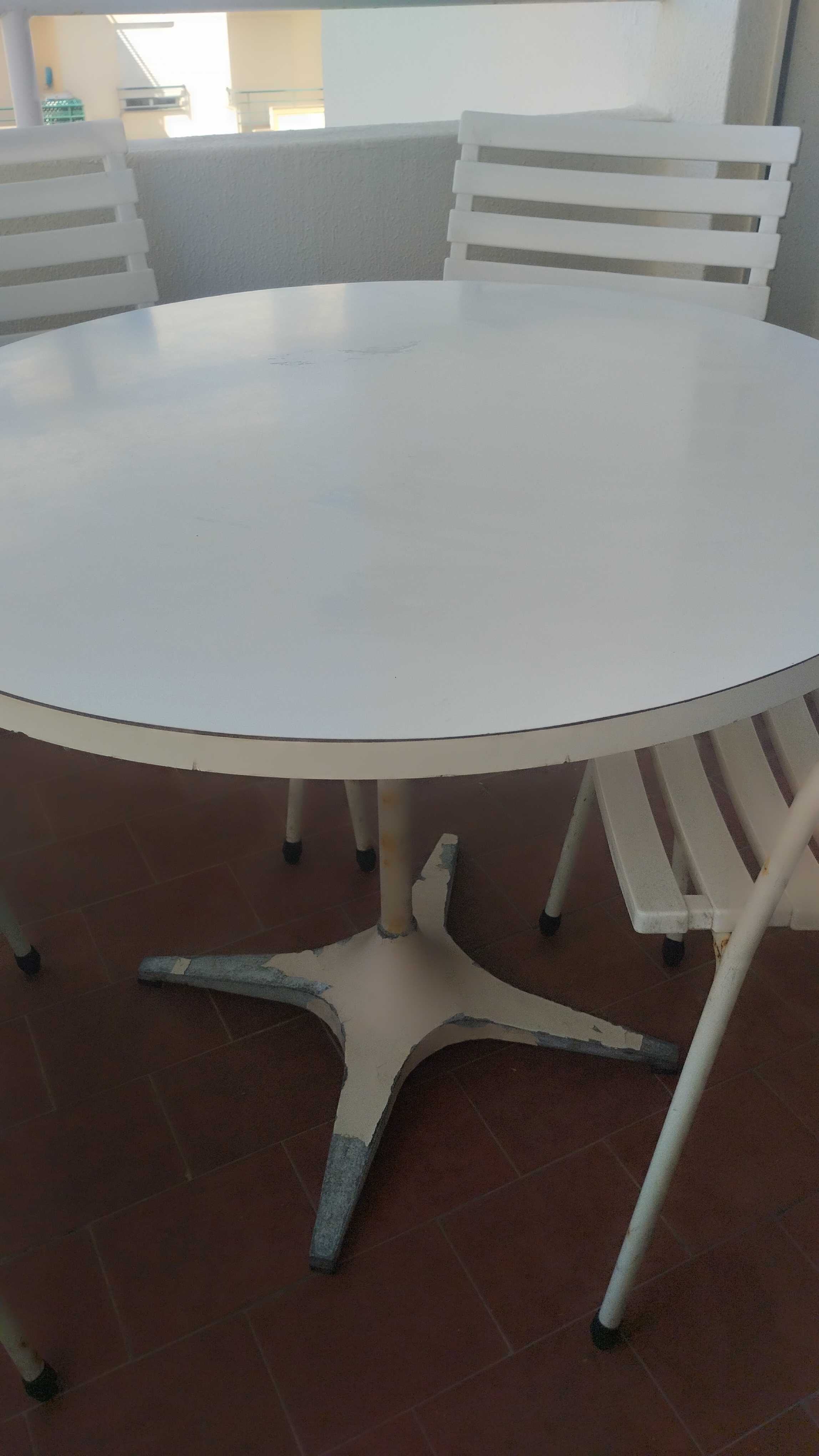 Mesa de jardim com 4 cadeiras