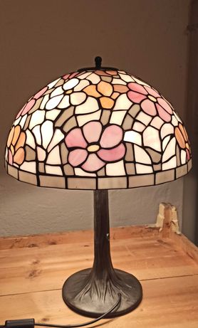 Piękna lampa stołowa w stylu Tiffany