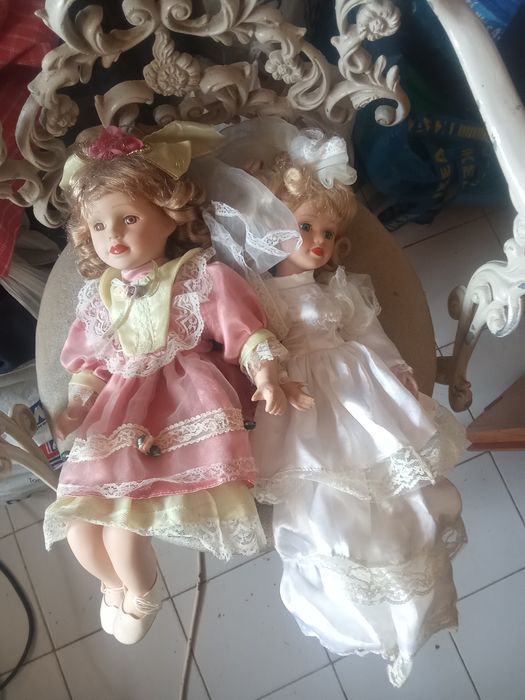 Duas bonecas lindas porcelana.