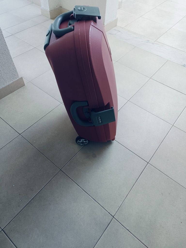 Mala de viagem cor de rosa