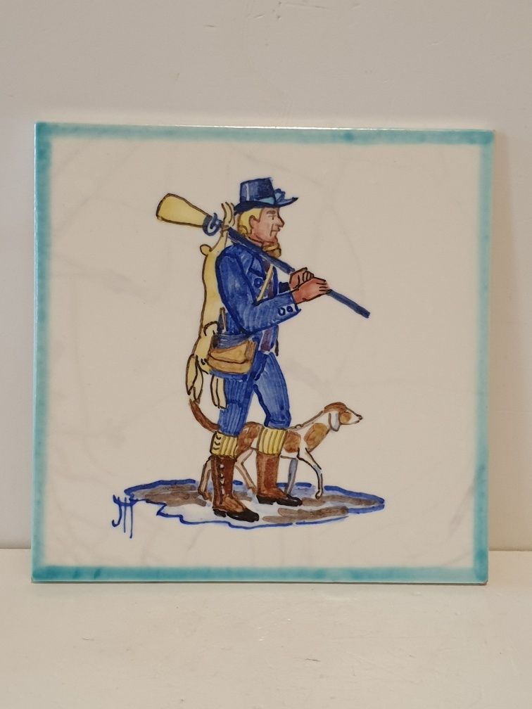Antigo azulejo em faiança suíça com motivo de caça pintado à mão