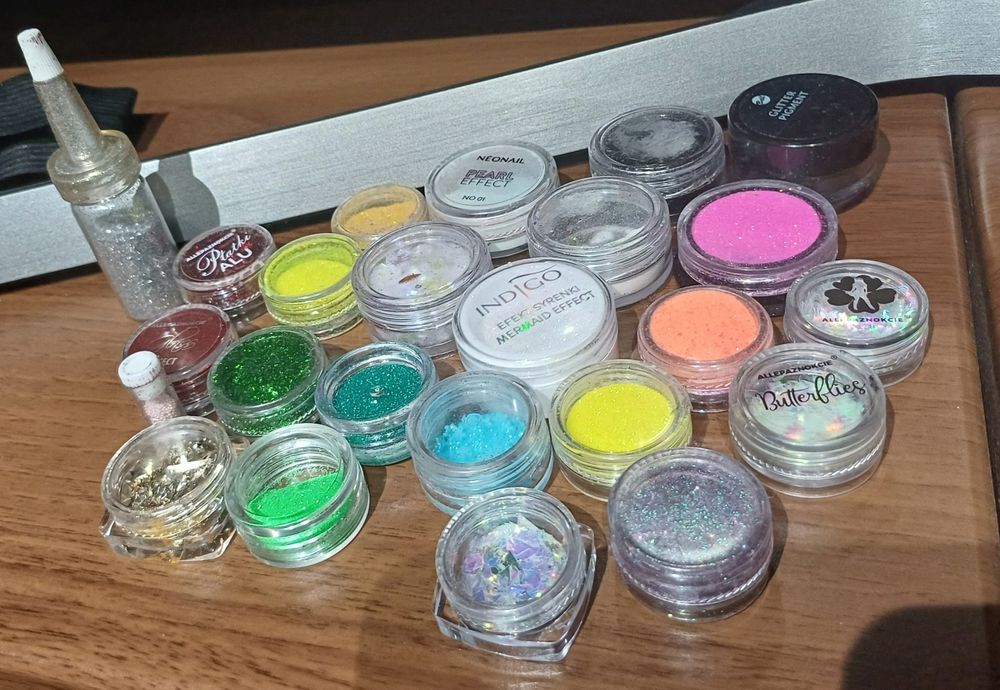 Zestaw brokatów, różnokolorowych pyłków do stylizacji paznokci