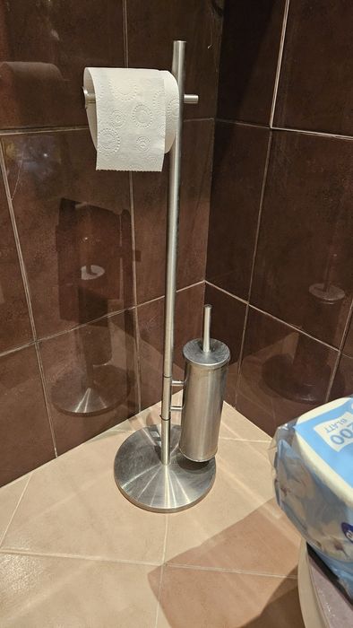 Stojak organizer metalowy srebrny na papier, szczotkę wys. ok. 90 cm