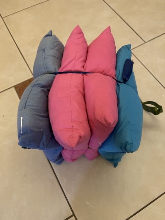 Wkłady kolorowe do poduszek 35 na 35 cm.