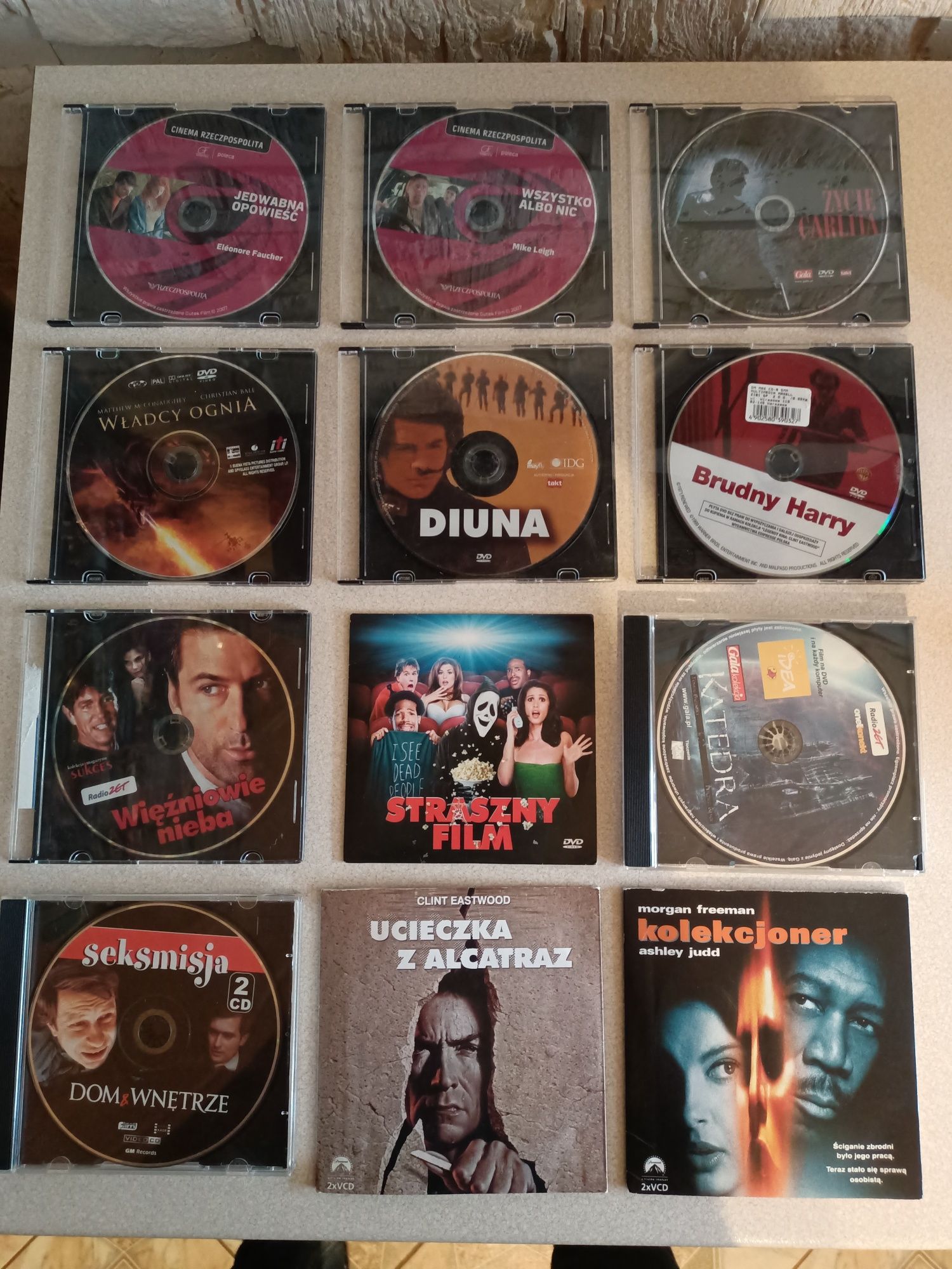 12 filmów na płytach DVD, tematyka różna