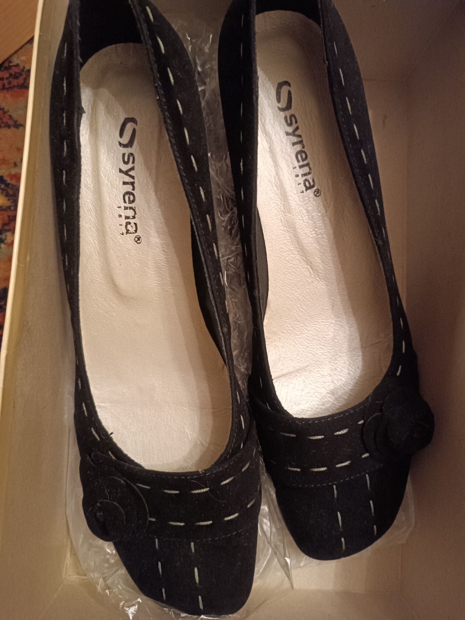 Czarne buty, czółenka, na obcasie z ozdobnym kwiatkiem, Syrena