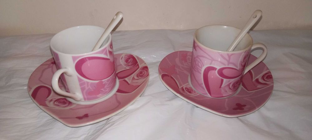 Várias chávenas de café para venda.