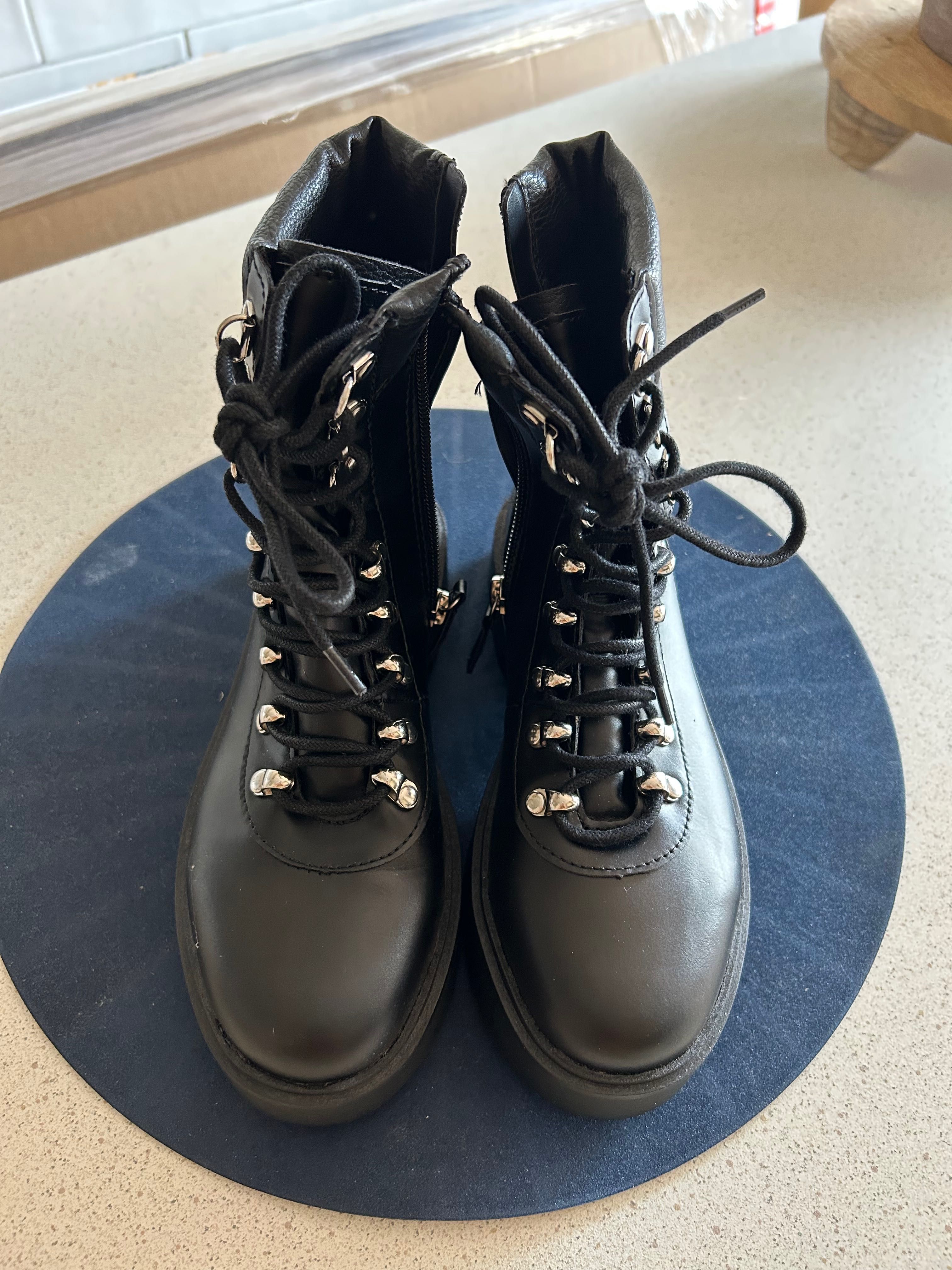 Botins pretos novos