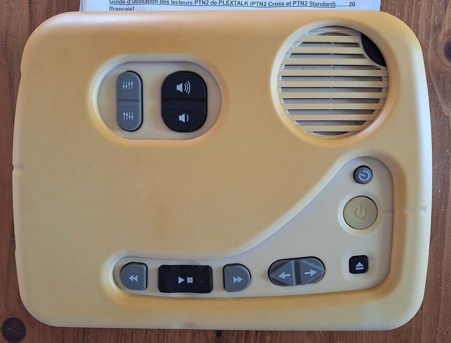 Leitor Plextalk PTN2 DAISY para pessoas com deficiência visual.