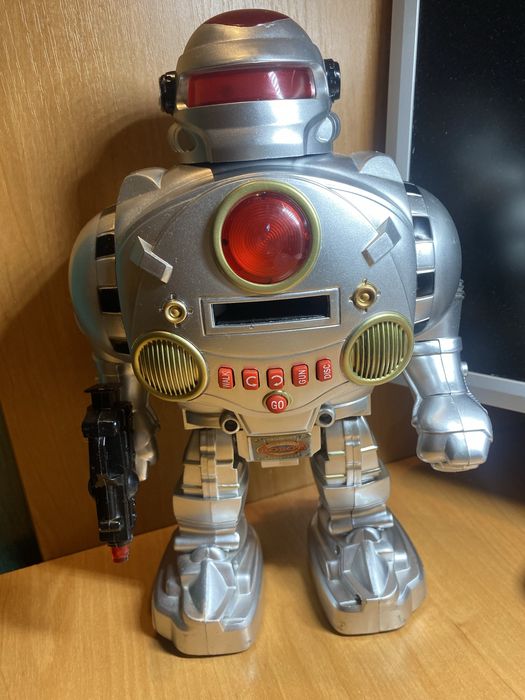 Робот на пульте управления Стреляет дисками