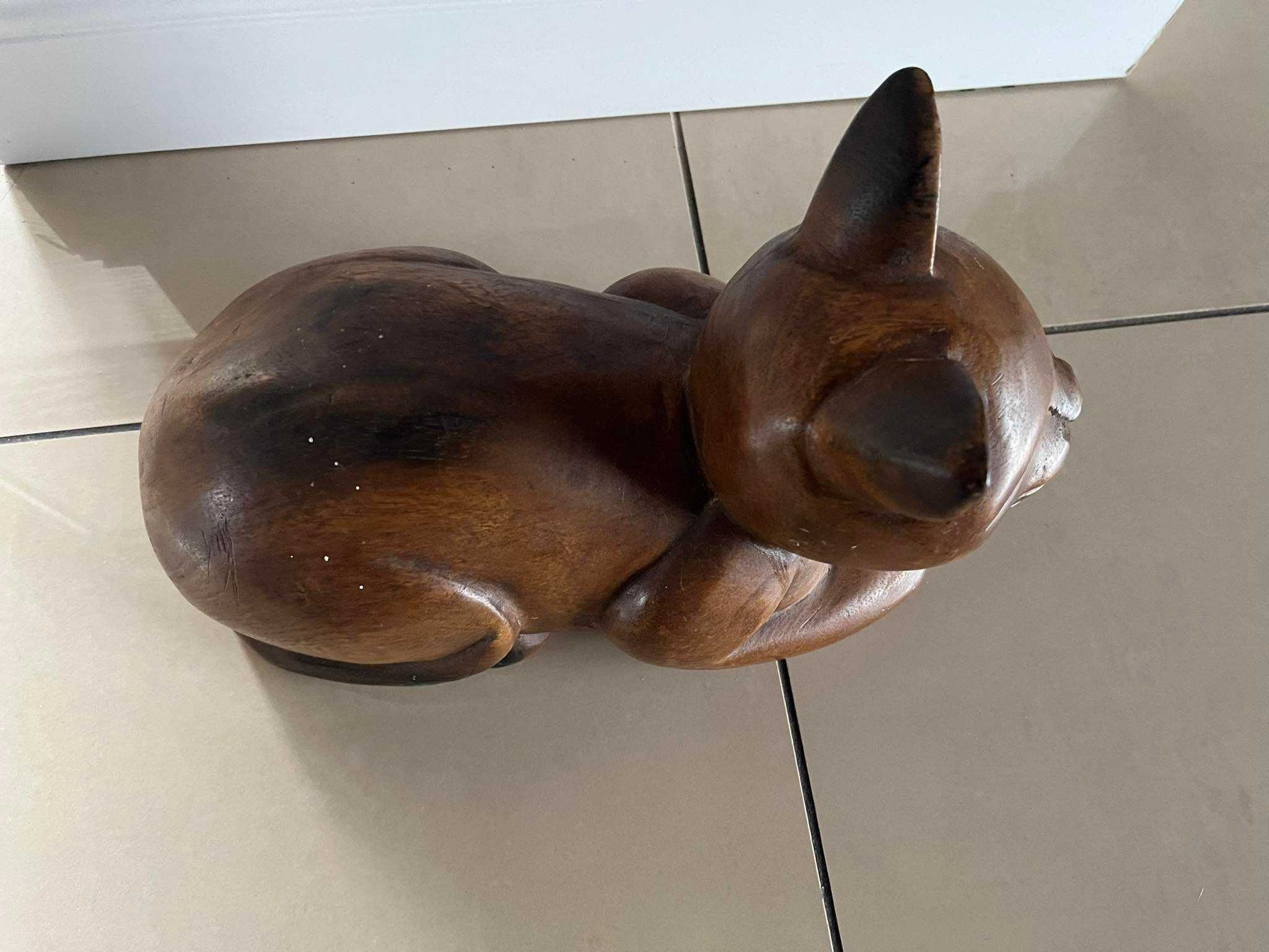 Kot duża drewniana figurka