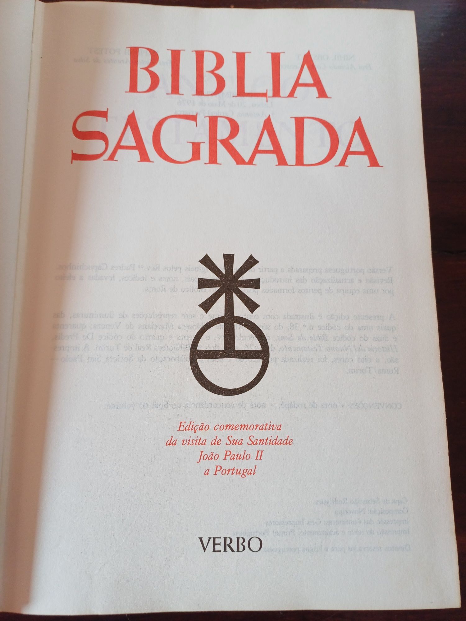 A Bíblia Sagrada, edição da Verbo, com 1450 páginas