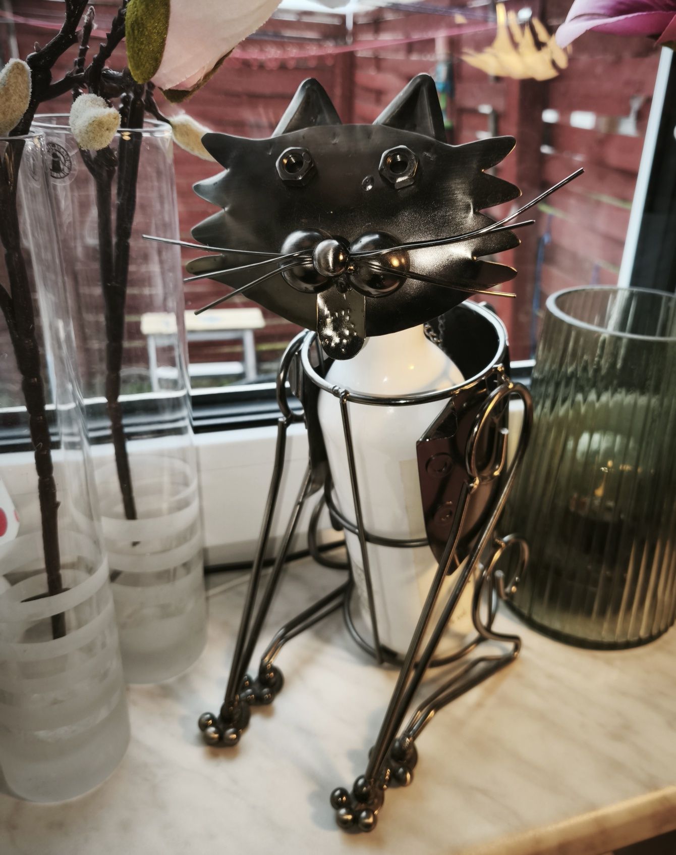 Metalowy kot stojak na wino metaloplastyka