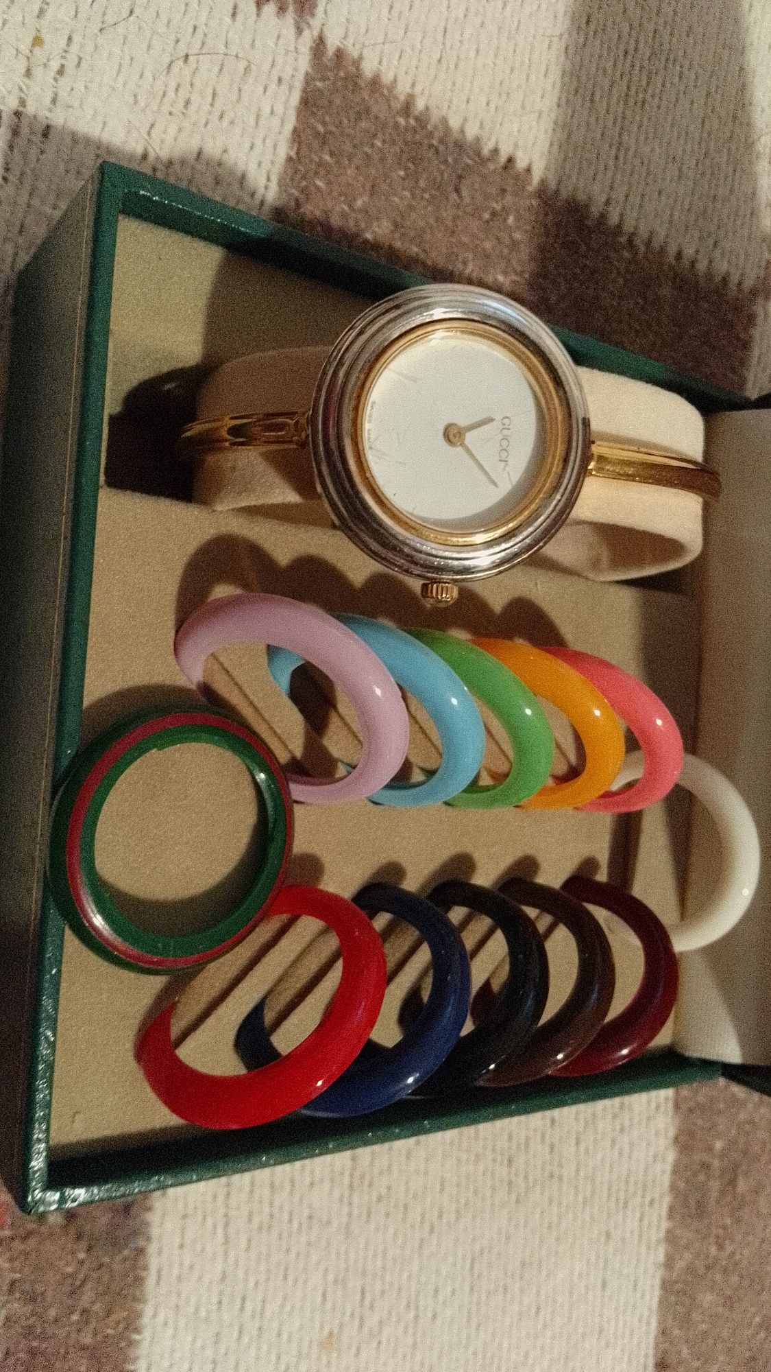 Relógio Gucci novo (MUITO pouvopouco   argolas nunca usadas o que lhe