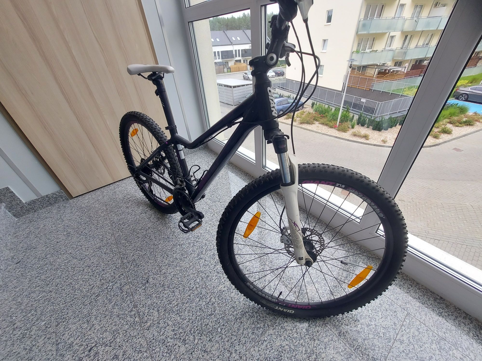Sprzedam Rower Damski Giant Tempt – Idealny na Szlaki i Miasto!