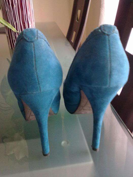 Sapatos azuis de salto alto
