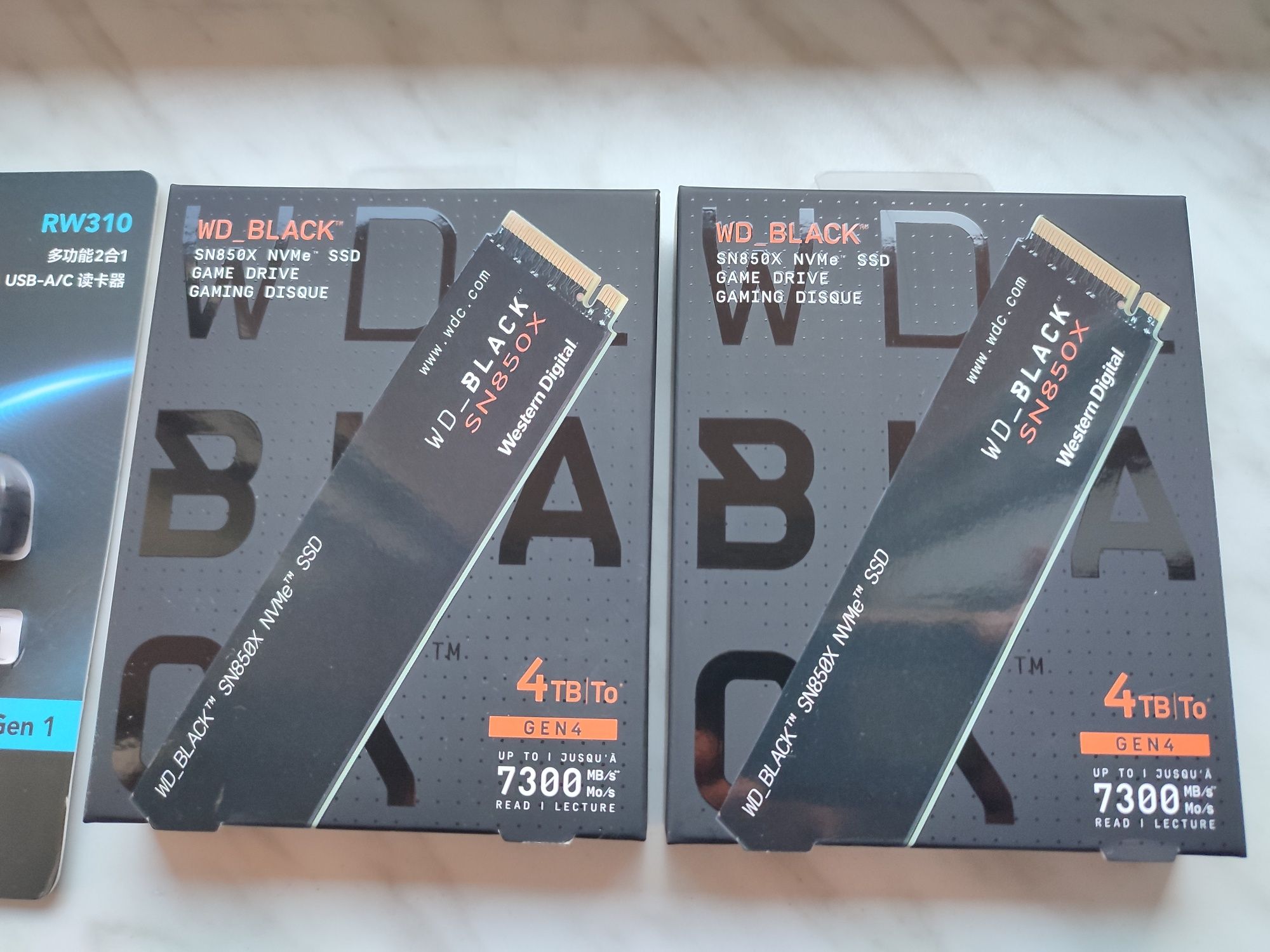 Lexar czytnik kart SD + dwa dyski SSD: WD Black SN850X GAME DRIVE 4TB.
