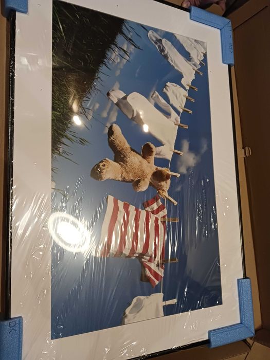 Obraz: Ubrania dla dzieci i miś wiszą na sznurku, 60 x 40 cm Nowy