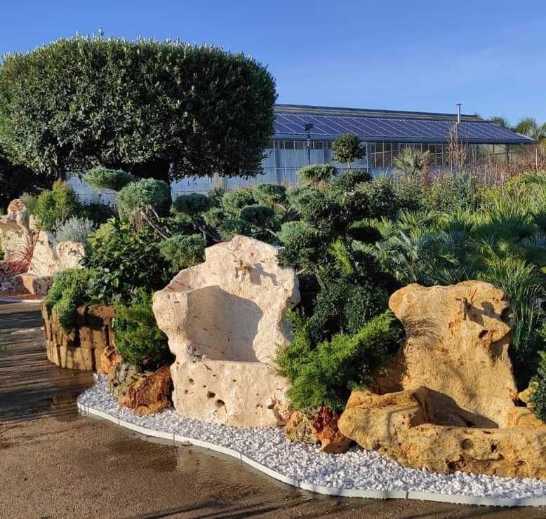 Głazy z kranikami fontanny ogrodowe naturalne skały rzeźby