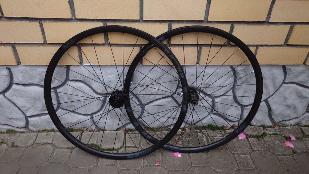 Стоковий вілсет з Cube Nuroad під 12 вісь 28/29" Dynamo Hub