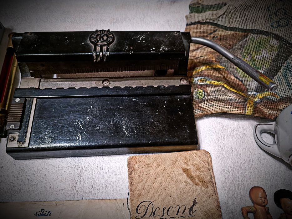 Лот книжки,посуд Німеччина,вишивка,різак для фотографій вінтаж ретро