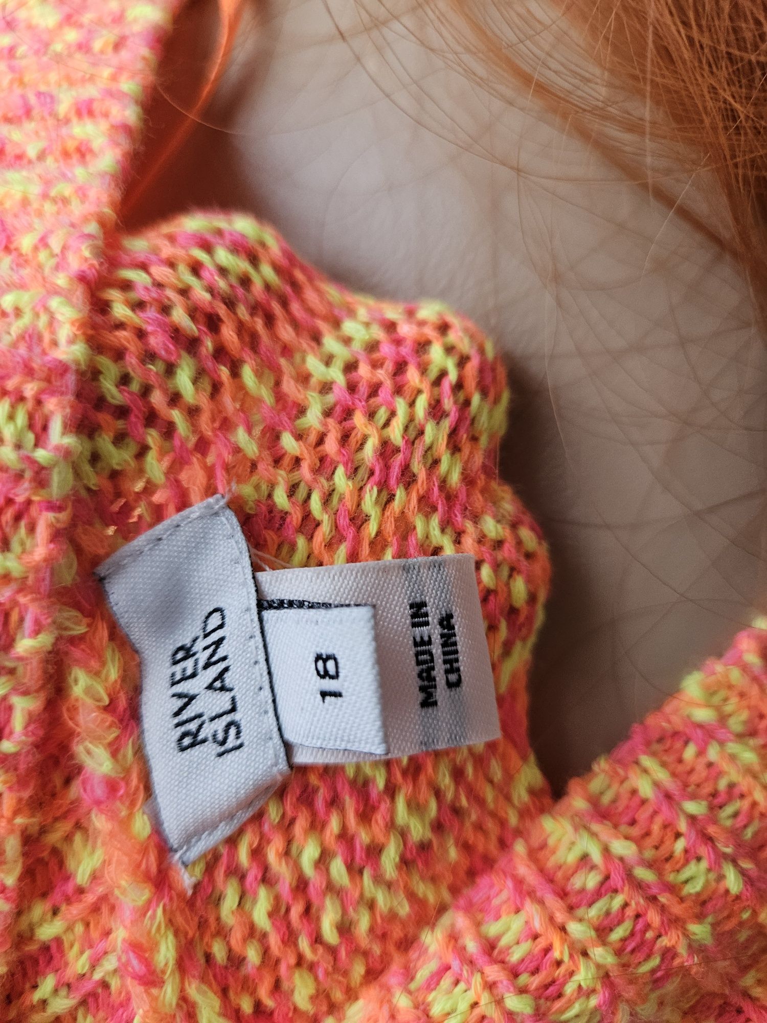 Wiosenny Kolorowy ażurowy sweter River Island – komfort i styl w ro
