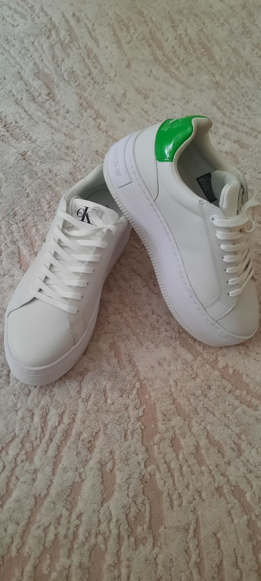 Продам жіночий снікерси Calvin Klein