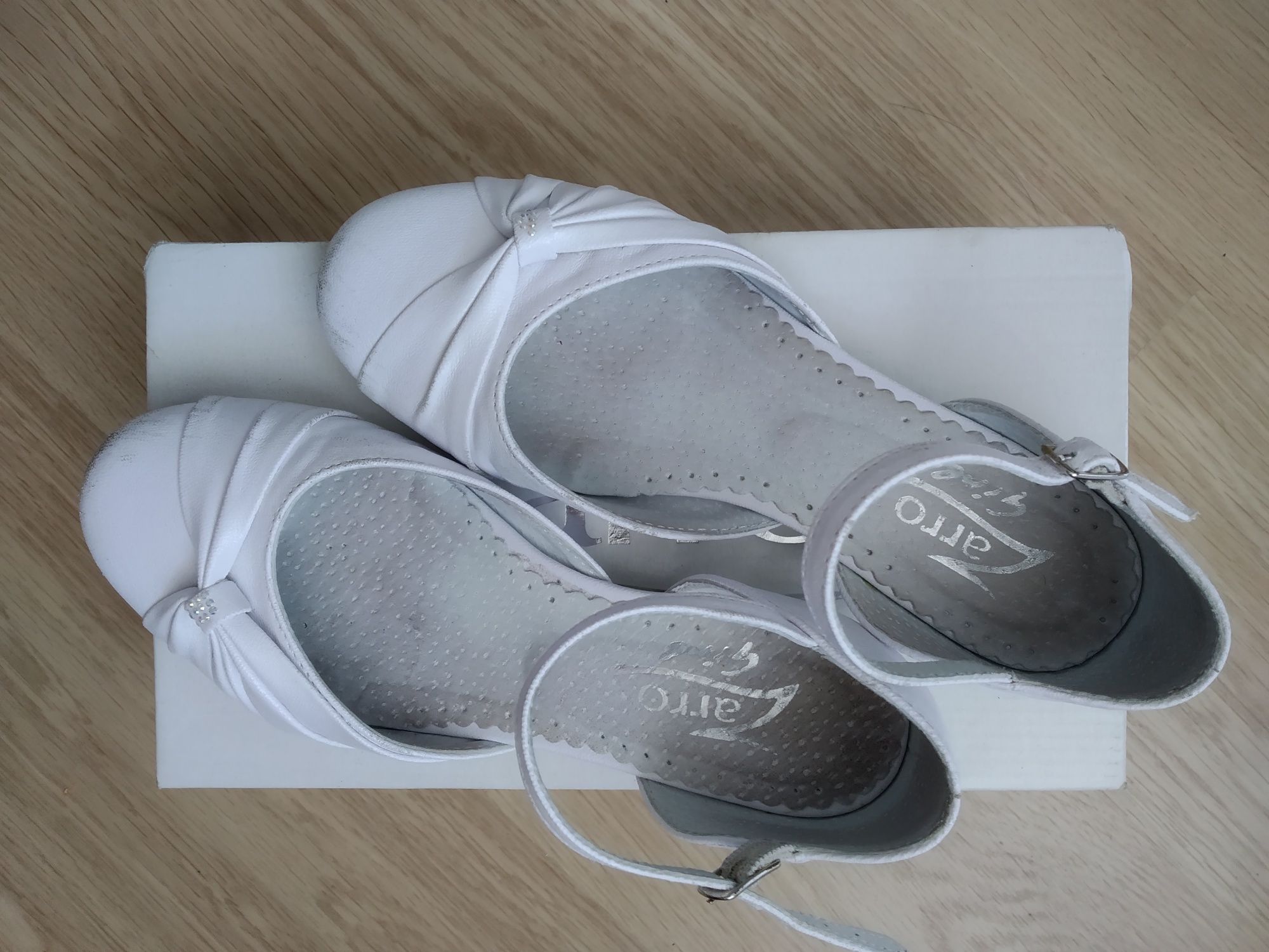 Buty białe wizytowe r. 34