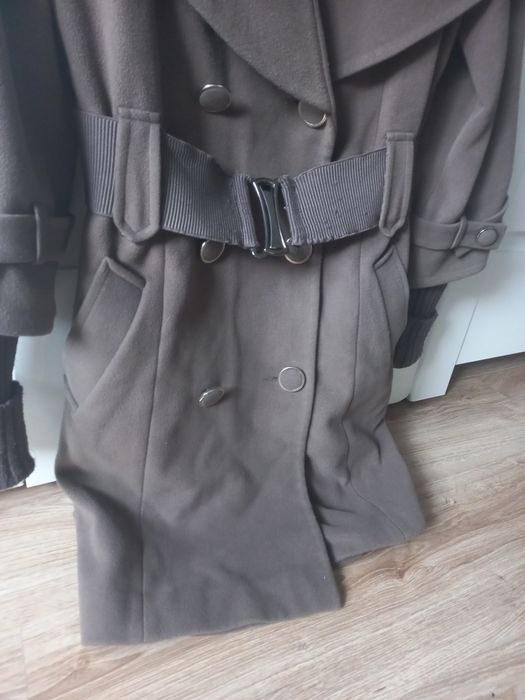 Damski płaszcz z wełnianymi rękawami.