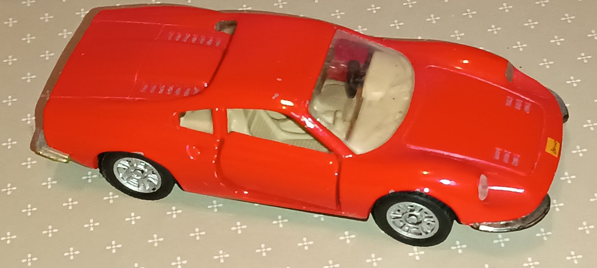 2 antigos carros Ferrari escala 1:43