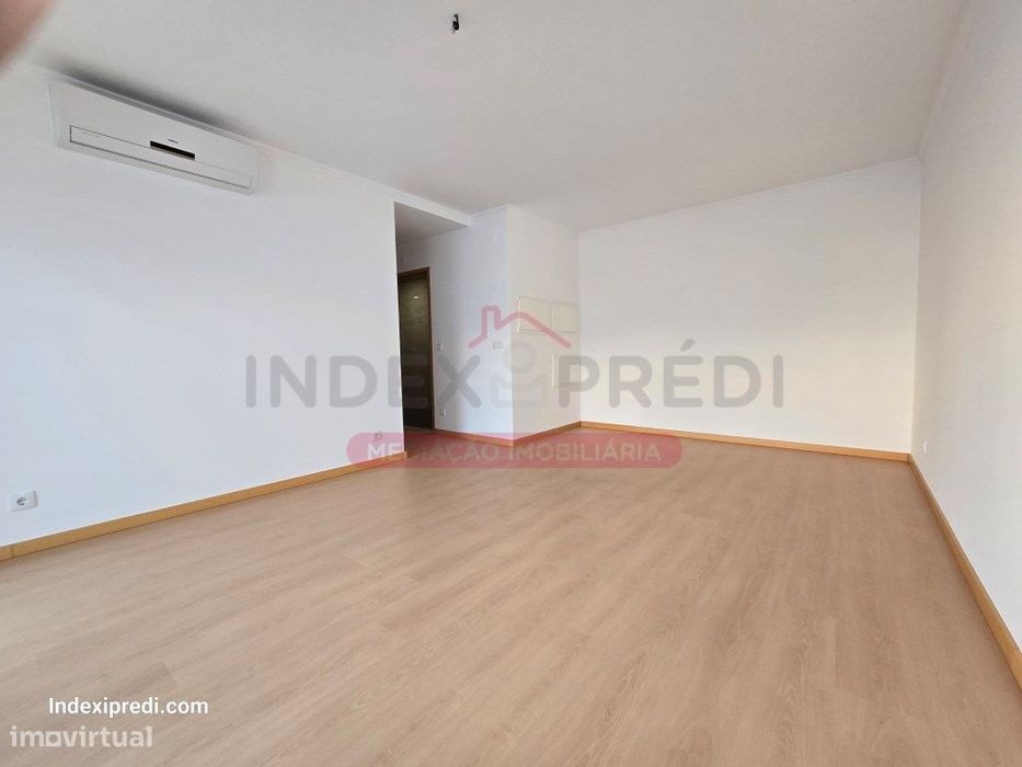 Escritório C/lugar de garagem de excelentes acabamentos