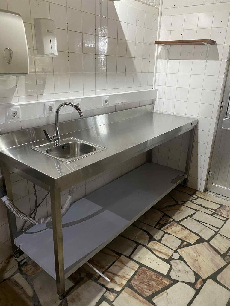 Banca de inox com lavatório e ativação de torneiras com o pé