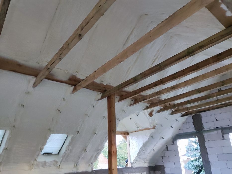 Ocieplanie pianką PUR dachu i poddasza - Izolacje natryskowe hal pianą