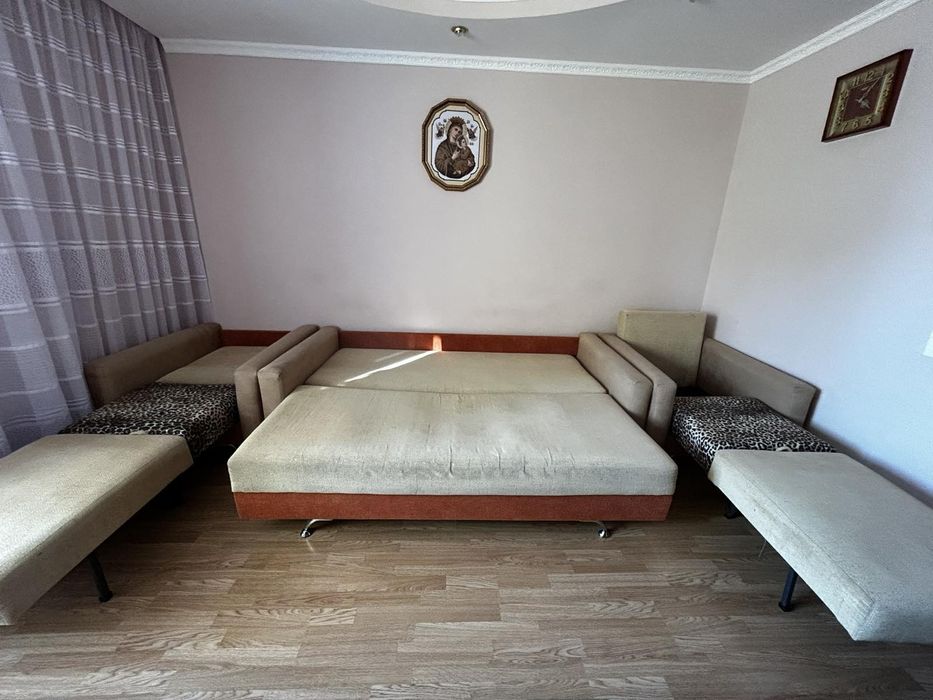 Диван та мягкі крісла