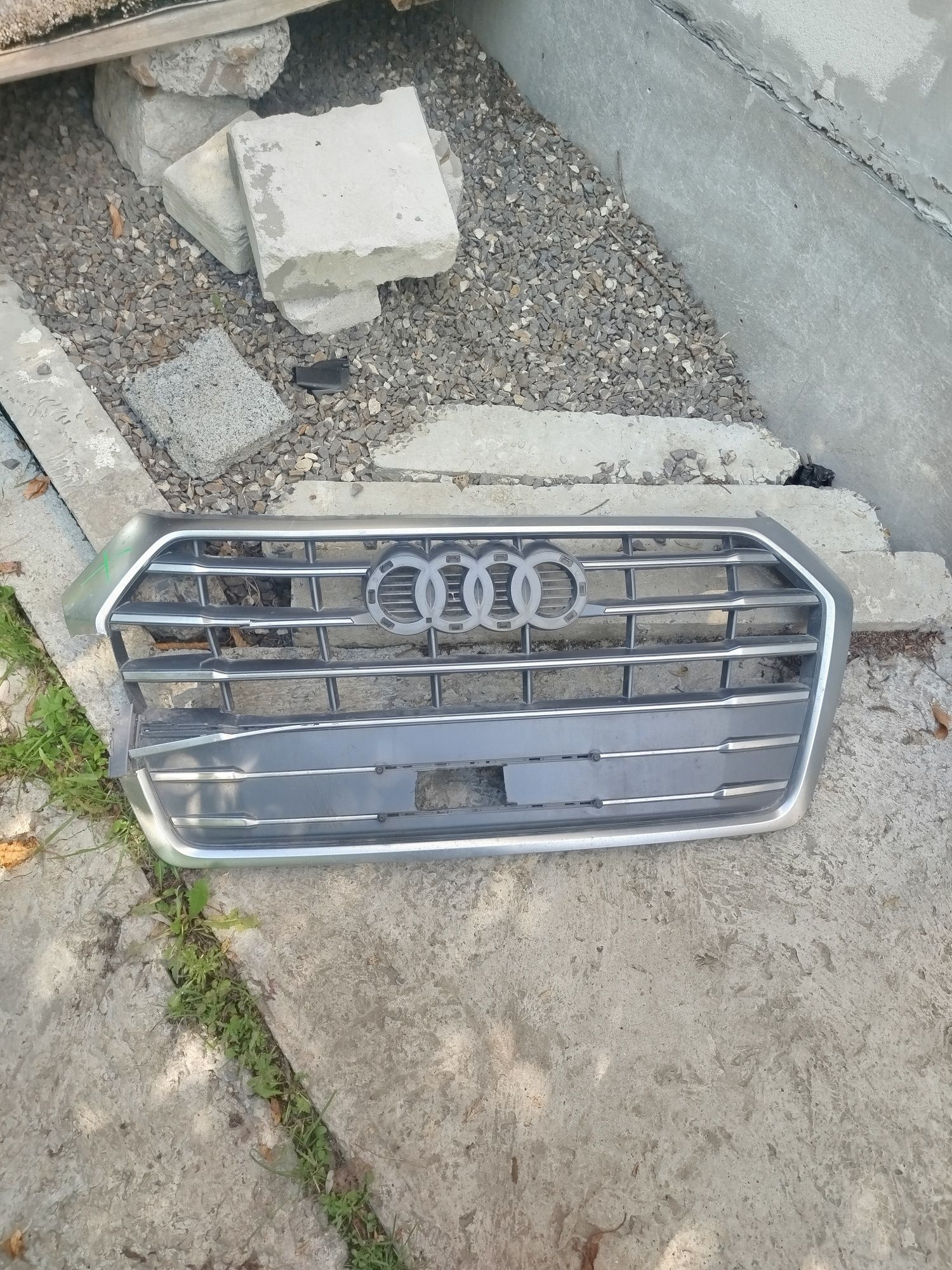 Решітки Audi Q5 80a під ремонт