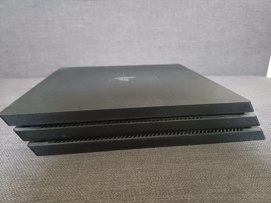 Ps4 pro + 5 ігор , та 2 геймпади