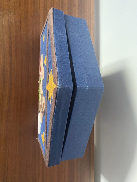 Caixa com Presépio de figuras em resina