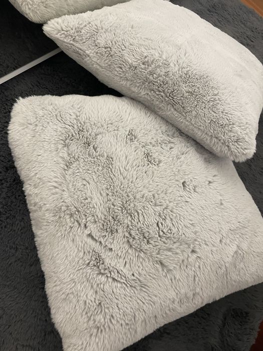 Almofadas cinza pelo