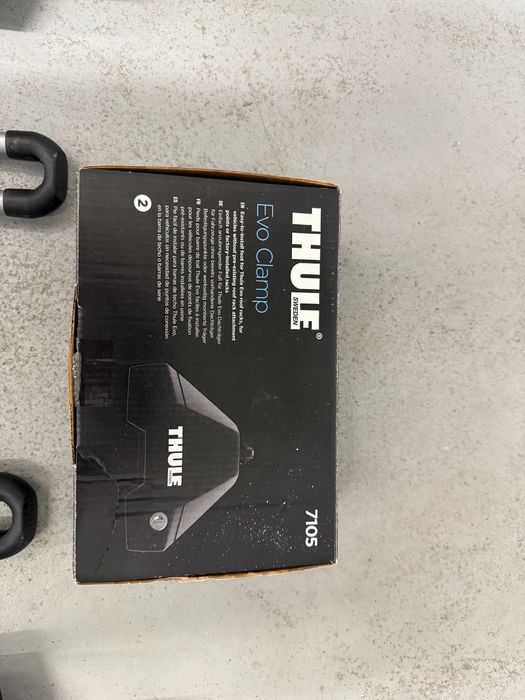 Bagażnik Thule z belkami oraz uchwytami na dwa rowery.