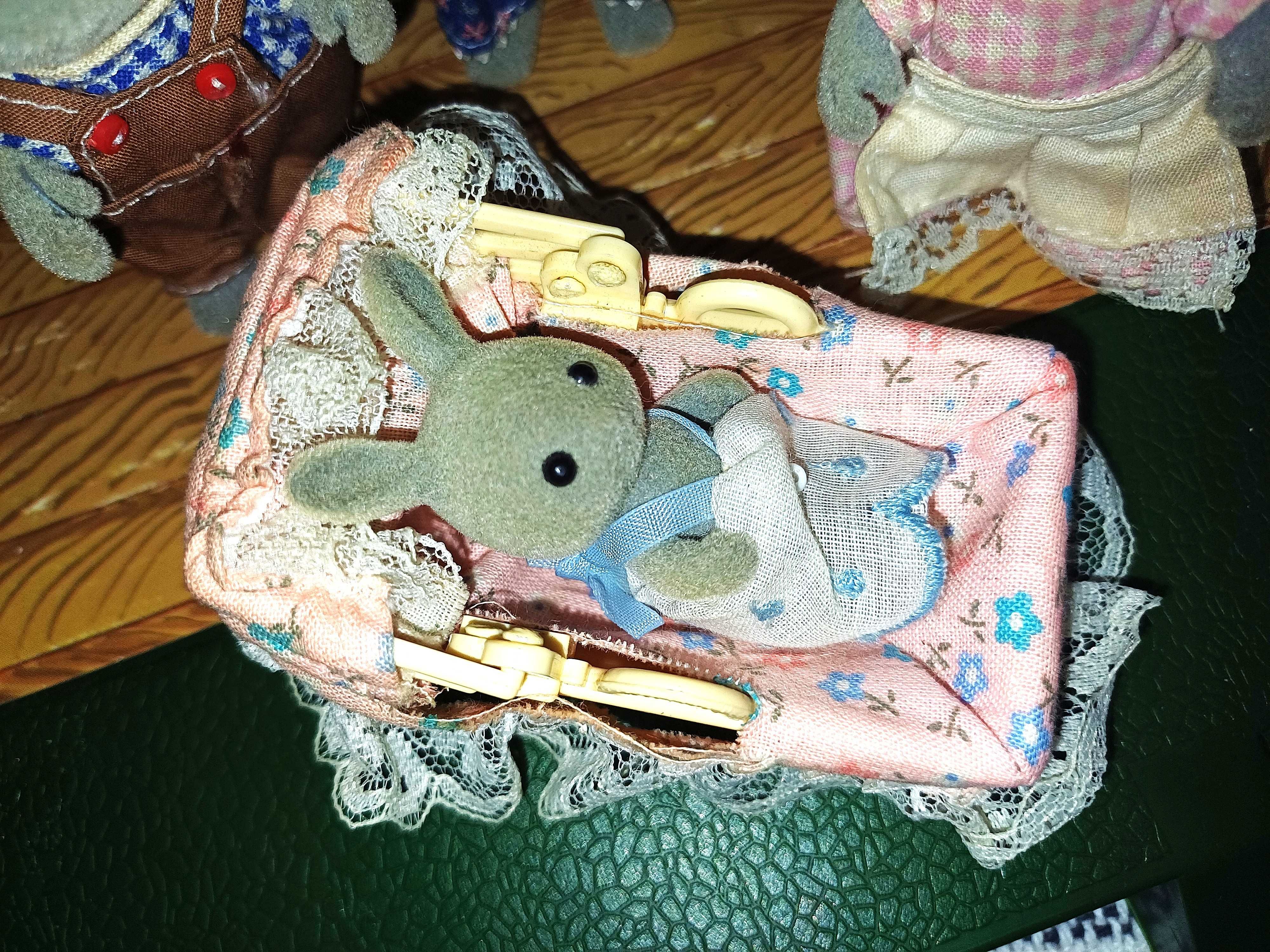 Família Completa Sylvanian Families – Coelhos Cinzentos (5 figuras)