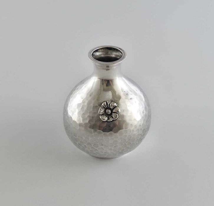 Srebrny wazonik z około 1900 roku - sygnowany