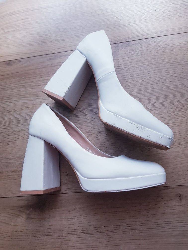 Buty damskie na platformie,  na grubych obcasach marki Diamantique