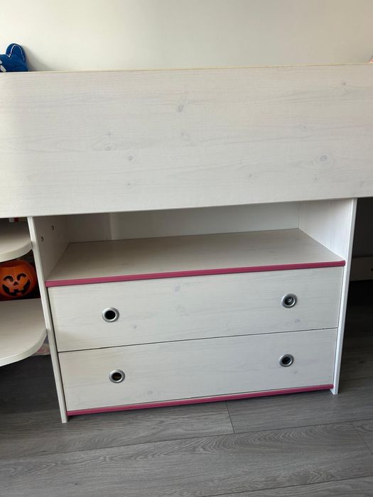 Cama de solteiro elevada com secretaria