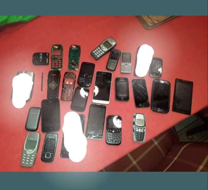 20 telemoveis variados 3 tablets ,carregadores varios e phones varios