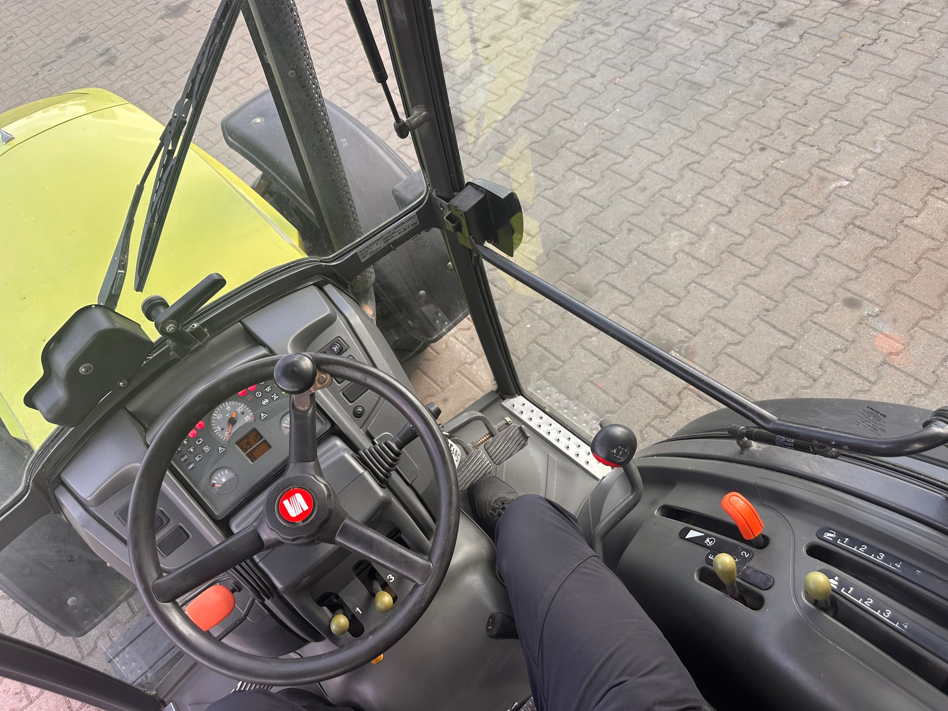 Ciągnik sadowniczy CLAAS NECTIS 257F 90 PS 4X4 Klima