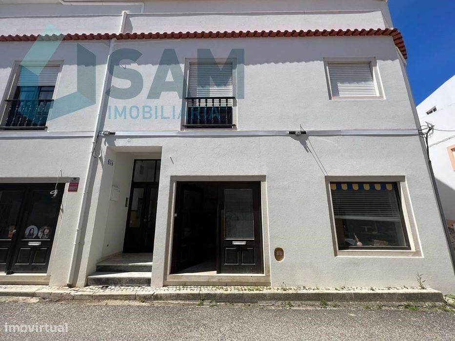 Loja de dois pisos com garagem